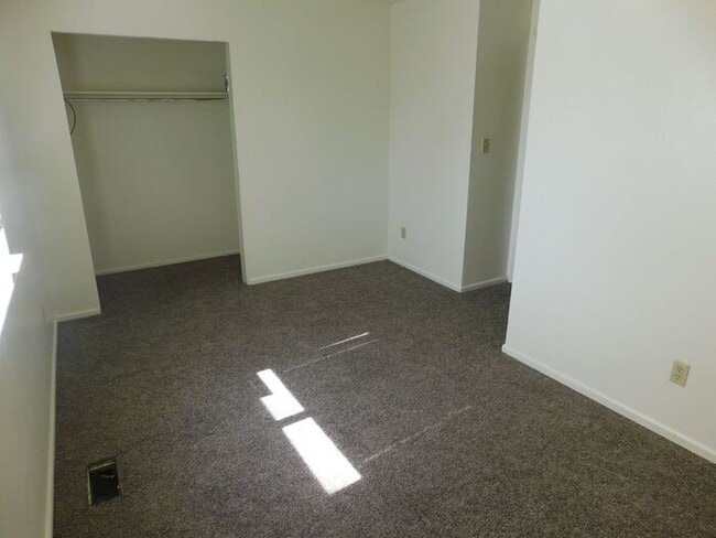 Building Photo - 3 Bed 2 Bath Townhome