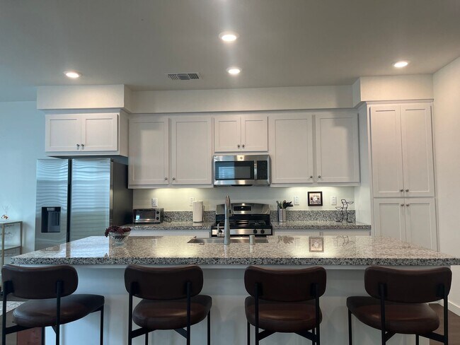 Building Photo - Gorgeous Modern Three bedroom Condo