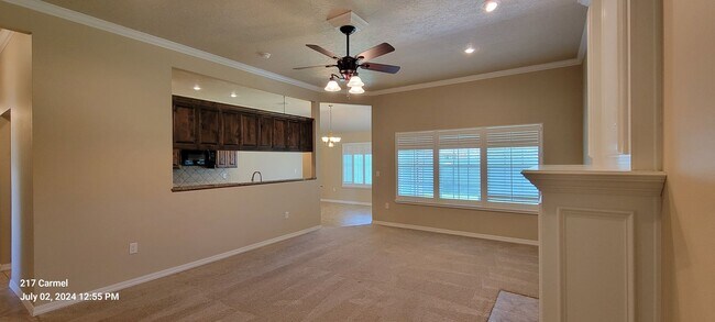 Foto del edificio - IMPRESSIVE LARGE HOME IN NORTHEAST CLOVIS