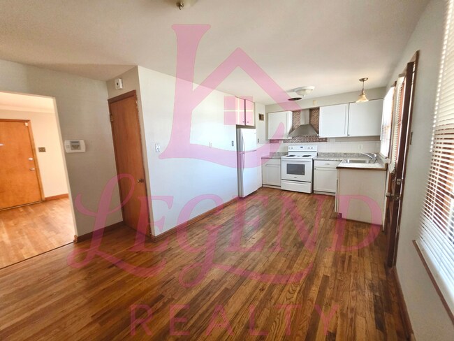 Foto del edificio - Move-In Ready 2 Bed Home with Sunroom, Garage & Fenced Yard