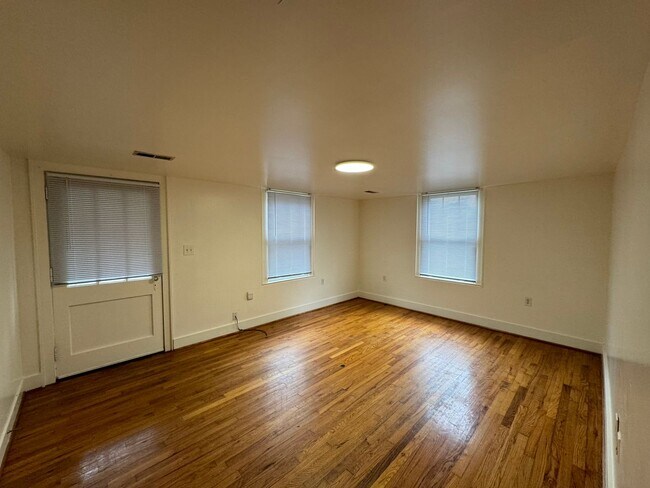 Foto del edificio - CHARMING MAIN LEVEL 1 BEDROOM APT NEAR THE...