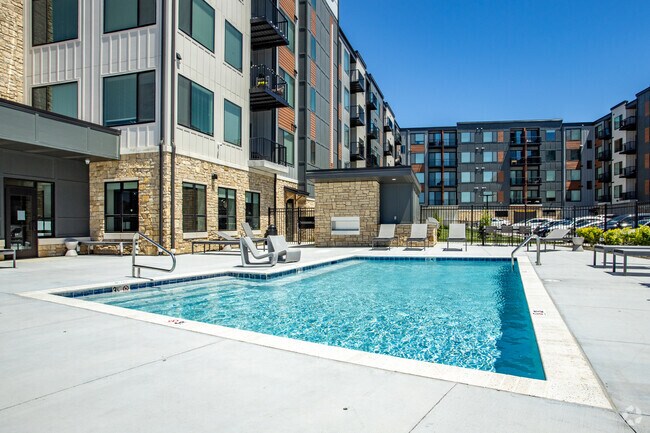 Piscina - Level at Village Gardens