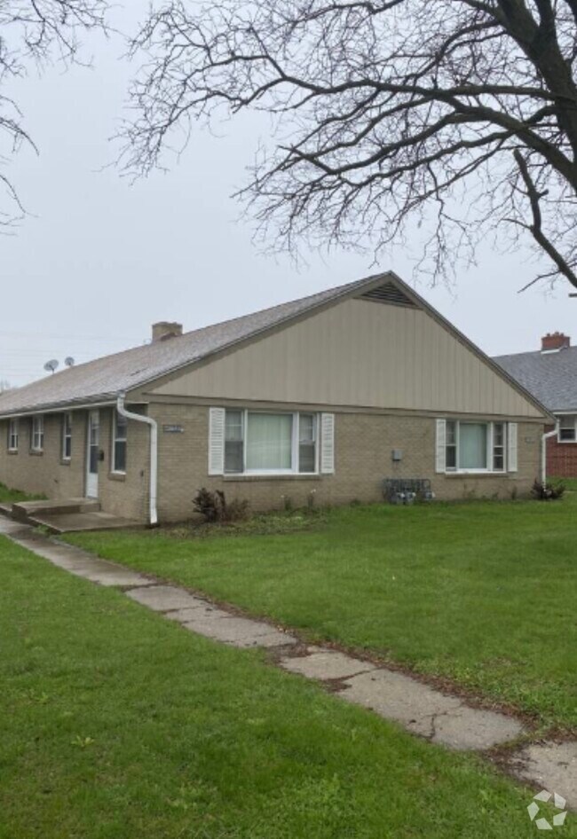 Sister Twin Heights Apartments for Rent with Extra Storage Rockford, IL 1 Rentals