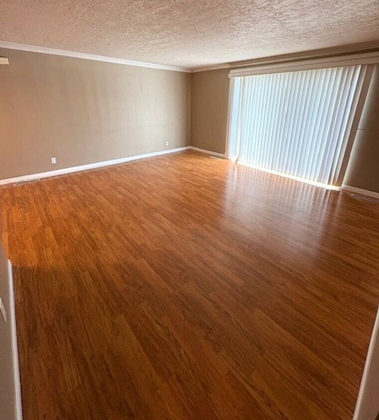 Foto principal - 2 Bedroom Condo in Millcreek!