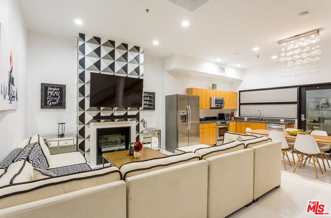 Foto del edificio - 815 Hampton Dr