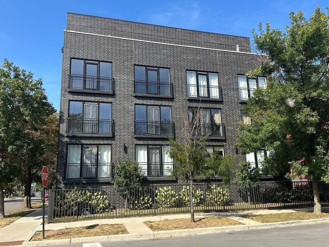 Primary Photo - 35 S Hoyne Ave