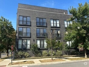 Building Photo - 35 S Hoyne Ave