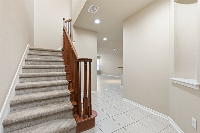 Building Photo - 1725 Brookview Dr