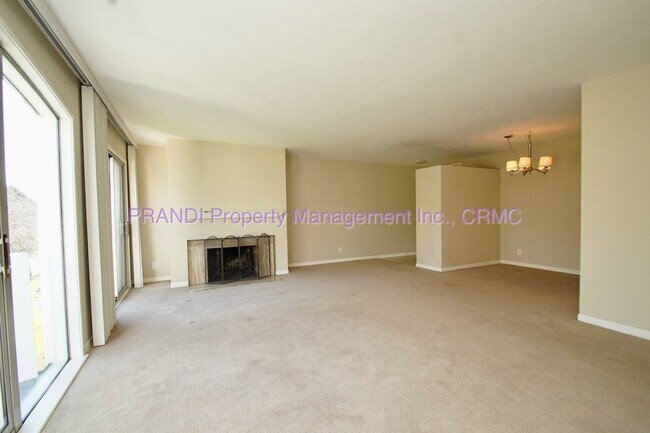Building Photo - Luxurious 2 Bed/2 Bath Condo with Fireplac...