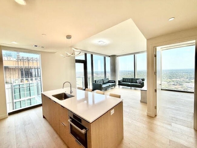 Building Photo - Gorgeous 30th Floor 2BD / 2BA Corner Sky R...