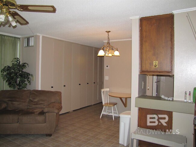 Building Photo - 1050 Sea Cliff Dr N