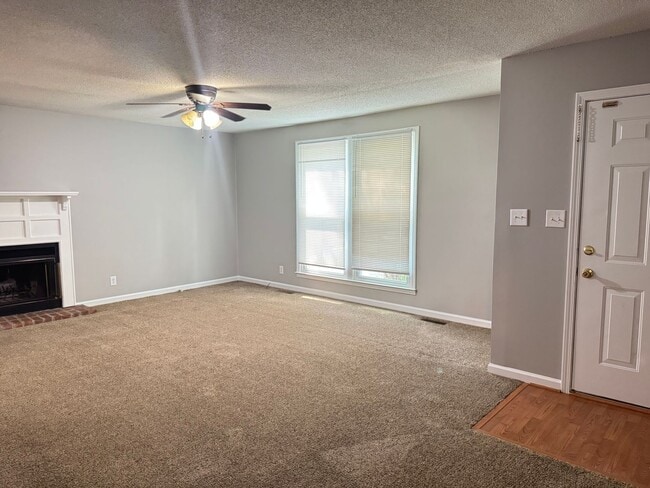 Building Photo - Exit 8! Rossview School. 4 Bed/2 Bath over 1700 Sq.ft!