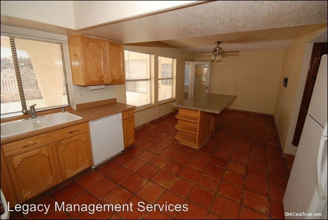 Building Photo - 656 Moondale Dr