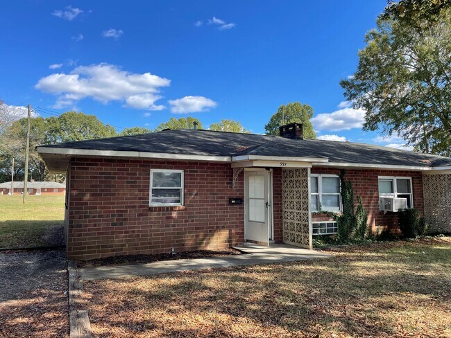 Building Photo - Updated Two Bedroom Duplex in Lincolnton