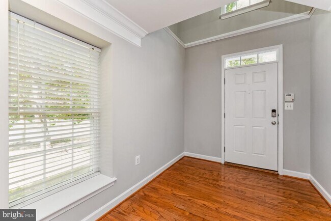 Building Photo - 4273 Upper Park Dr