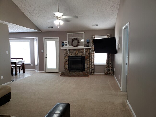 Building Photo - Spectacular 3 bedroom 2 bath home with a b...