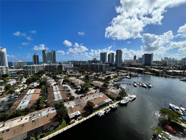 Building Photo - 2500 Parkview Dr