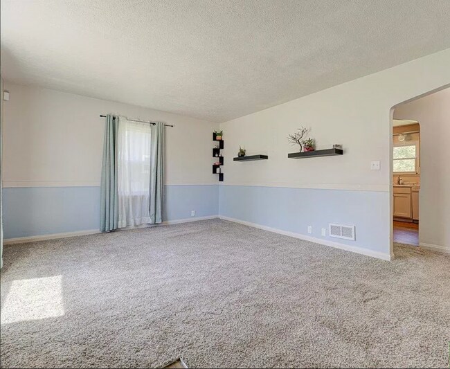 Building Photo - Cozy 2 Bedroom!!