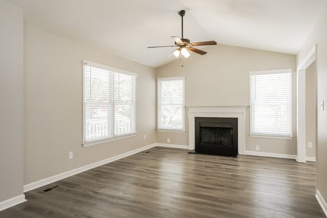 Foto del edificio - 104 Newbury Ct