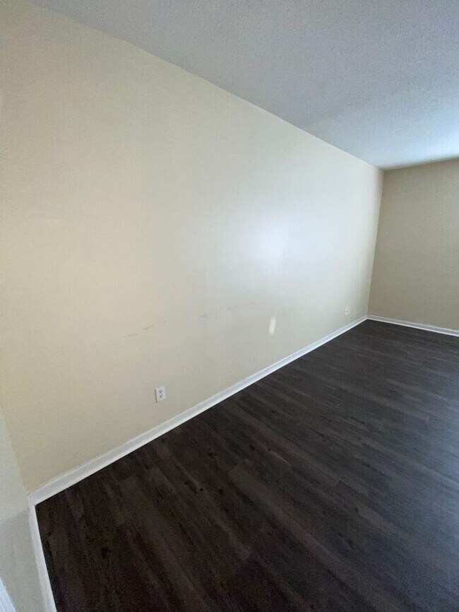 Building Photo - Ready for move in!