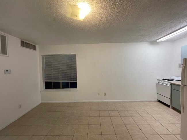 Building Photo - 3118 San Jacinto St