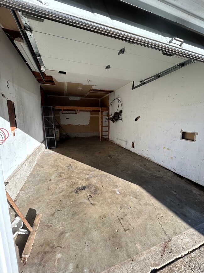 Building Photo - 18000 Weaver Ct