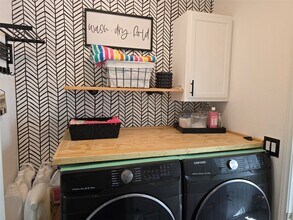 Building Photo - 1942 Bending Green Dr