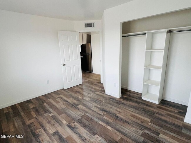 Building Photo - 530 S Yarbrough Dr