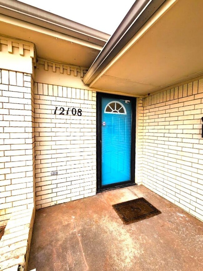 Foto del edificio - 4 Bed 2.5 Bath 2 Car Garage in Camelot Addition NW OKC