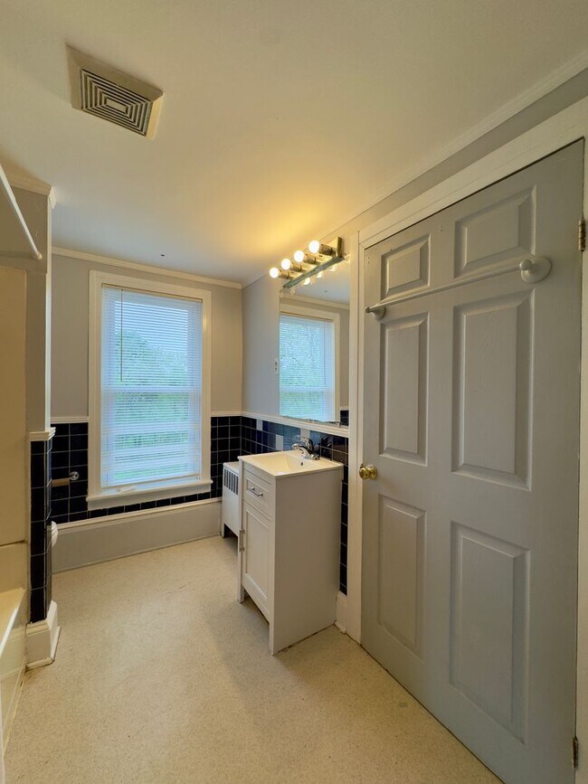 Foto del edificio - Charming 2-Bedroom Townhome with Spacious ...