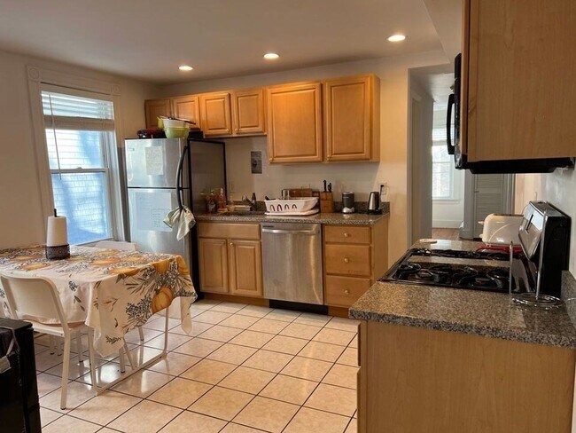 Foto del edificio - Oak Square Huge 2nd & 3rd floor SIX bed 3 1/2 bath Brighton