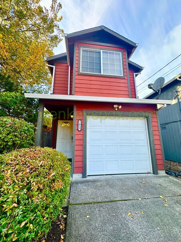 3-Bedroom, 2-Bathroom Row House Near Alberta Arts District - 3-Bedroom, 2-Bathroom Row House Near Alber...