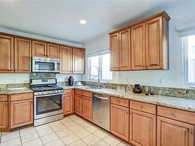 Foto del edificio - (Ellie:B) 900-902 Havenhurst Drive &amp; 8117 Willoughby Avenue