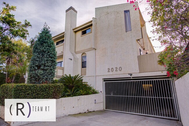 Foto del edificio - Gorgeous townhouse in a quiet 6-unit gated complex