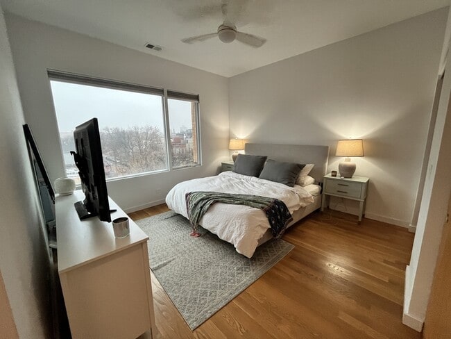 Foto del edificio - 1637 W Grand Ave