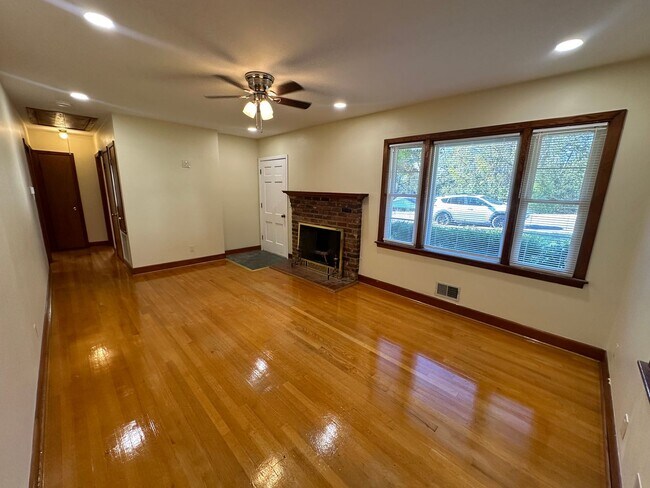 Foto del edificio - Spacious brick house in Lynchburg!