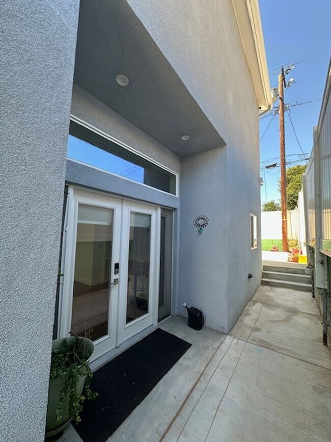Foto del edificio - Welcome to this stunning two-story ADU hom...
