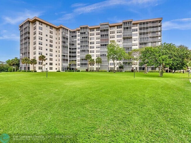 Building Photo - 3507 Oaks Way