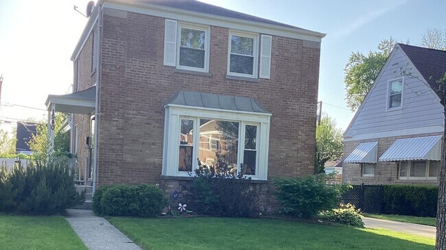 Building Photo - 1540 Bristol Ave
