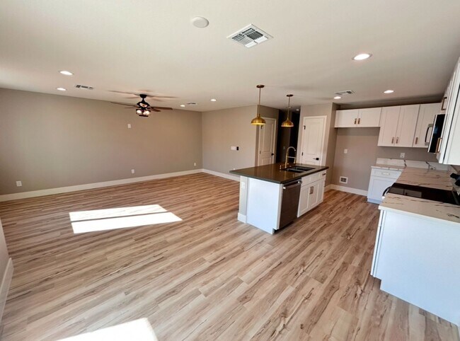 Foto del edificio - Beautiful New 3 Bedroom Phoenix home with Den/Loft! No HOA