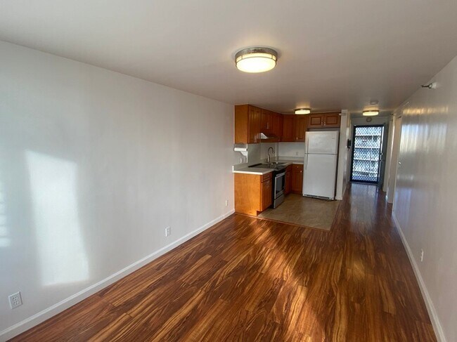 Foto del edificio - $2,250 - 2 Bdrm /  1Bath / 1-Parking @ Pla...