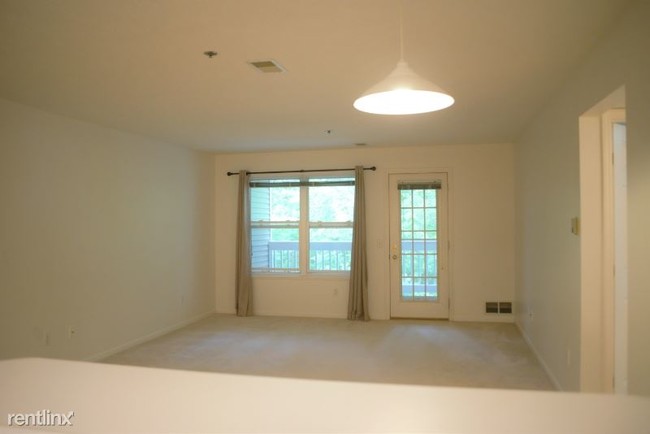 Building Photo - 2 br, 2 bath Condo - 3101 Poplar Creek SE