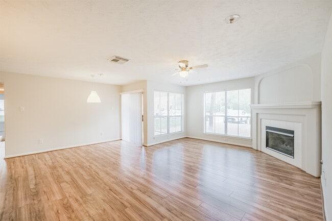 Foto del edificio - 8051 Bay Branch Dr