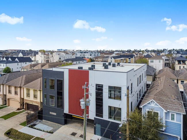 Building Photo - Larkin Place