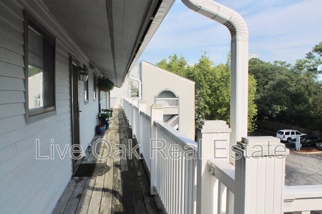 Building Photo - 3200 Lynnhaven Dr