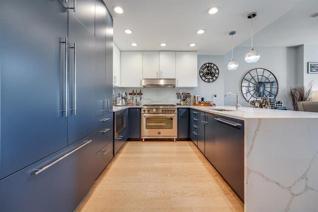 Building Photo - 70 Monroe St