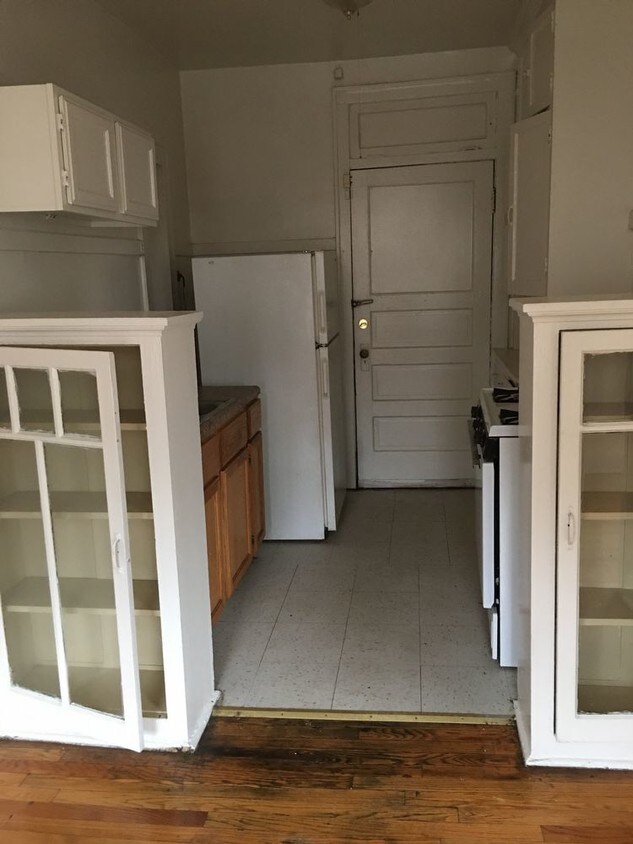 Foto del edificio - 647 N Austin Blvd