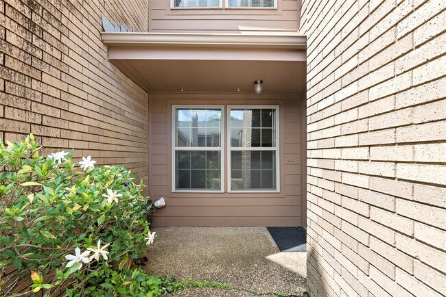 Foto del edificio - 3122 Camelot Dr