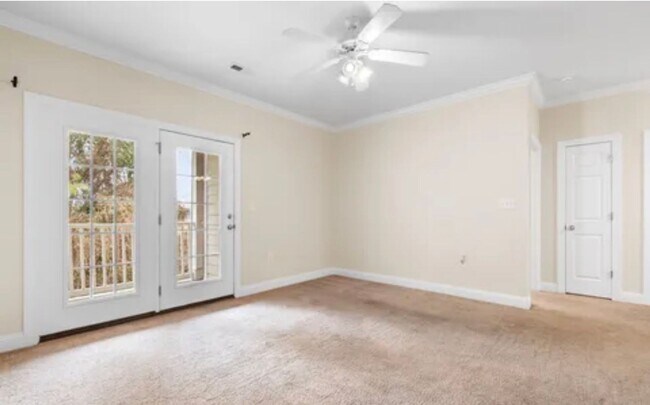 Foto del edificio - 2025 Silvercrest Dr