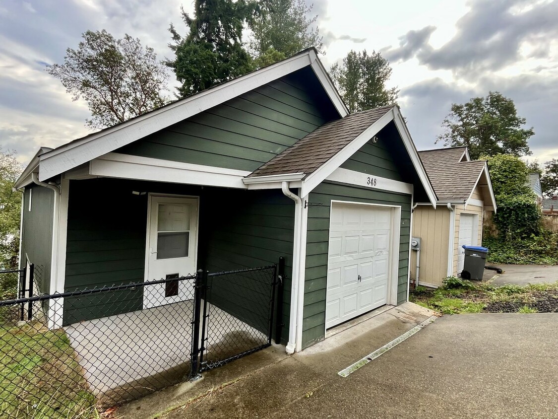 Foto principal - 3 Bedroom Home in Bremerton